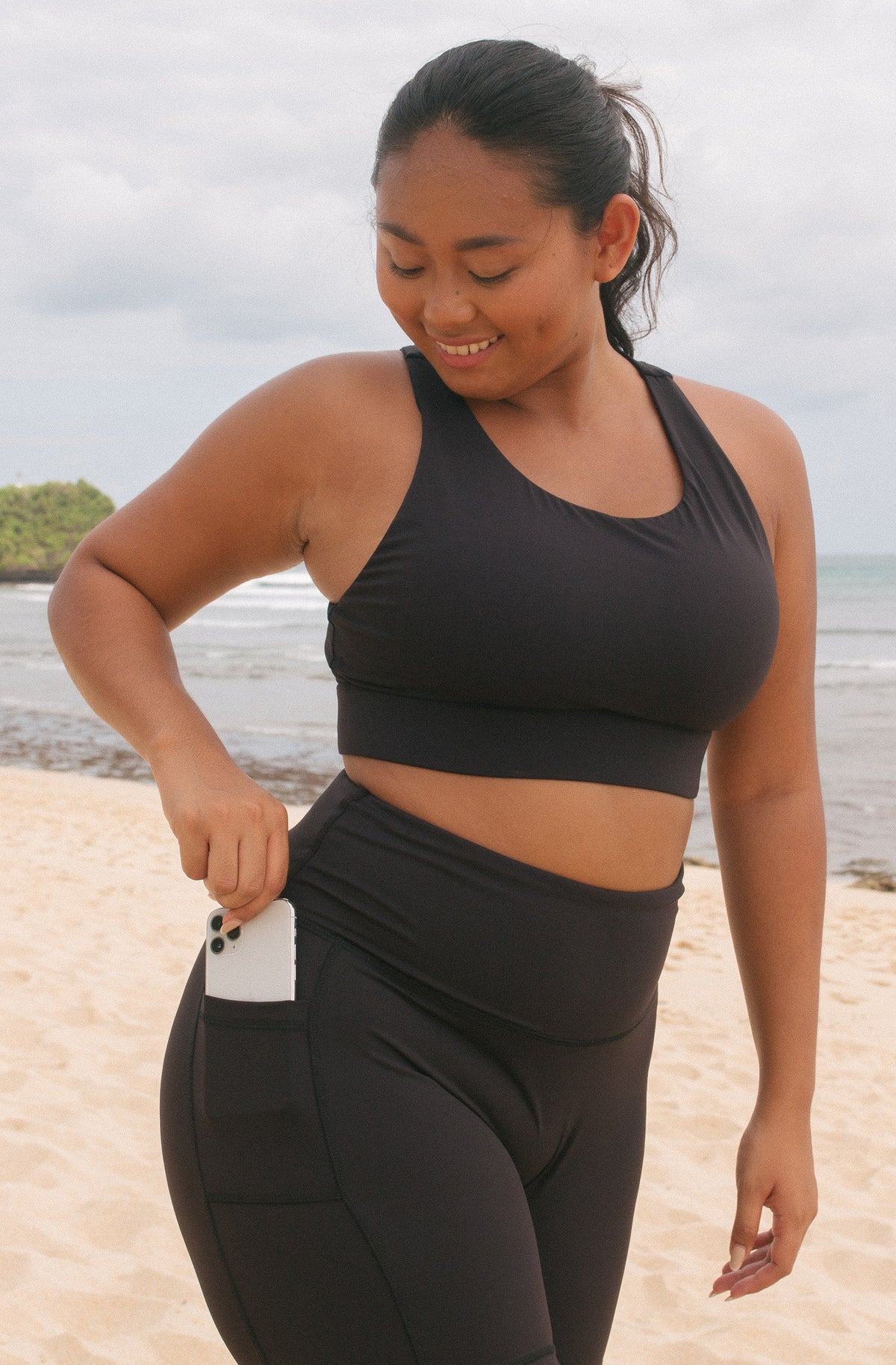 Side view training sports bra Upstate bike shorts black