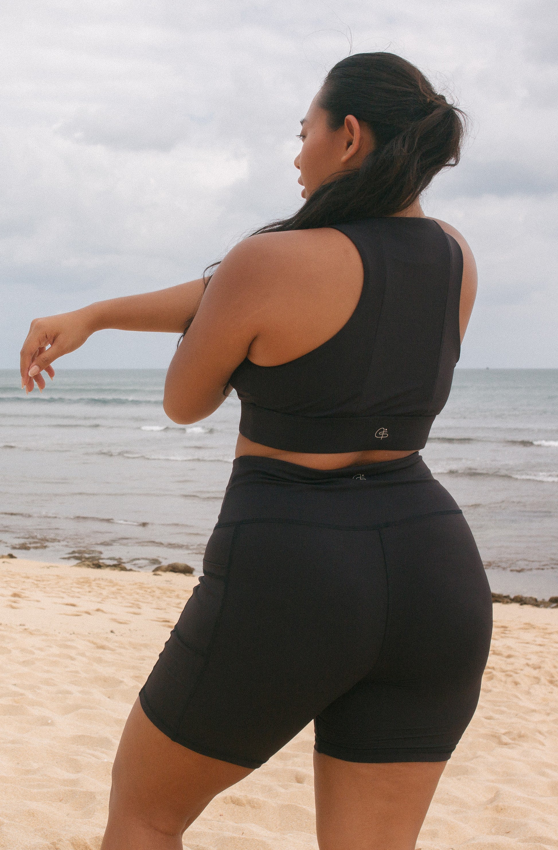 Side view Isa sports bra Upstate bike shorts black