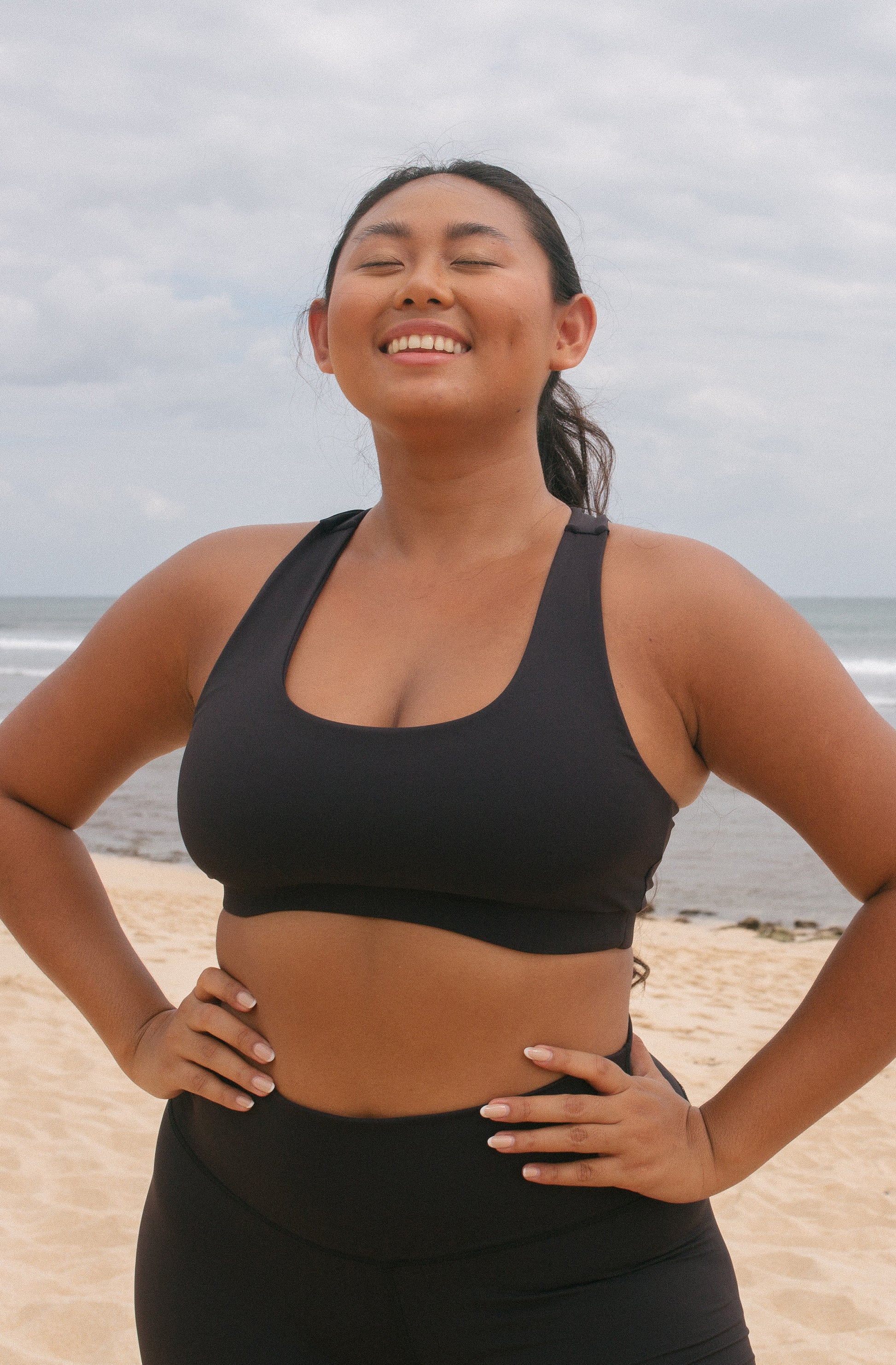 Front View Training sports bra Hustle leggings black