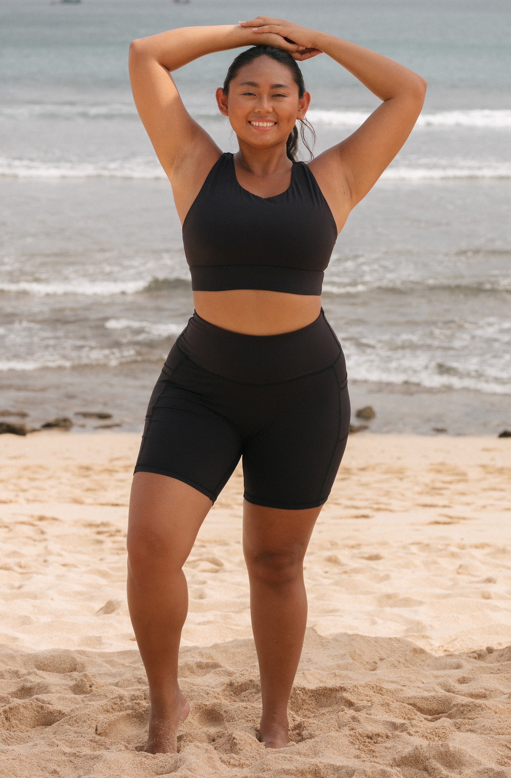 Front view Isa sports bra Upstate bike shorts black